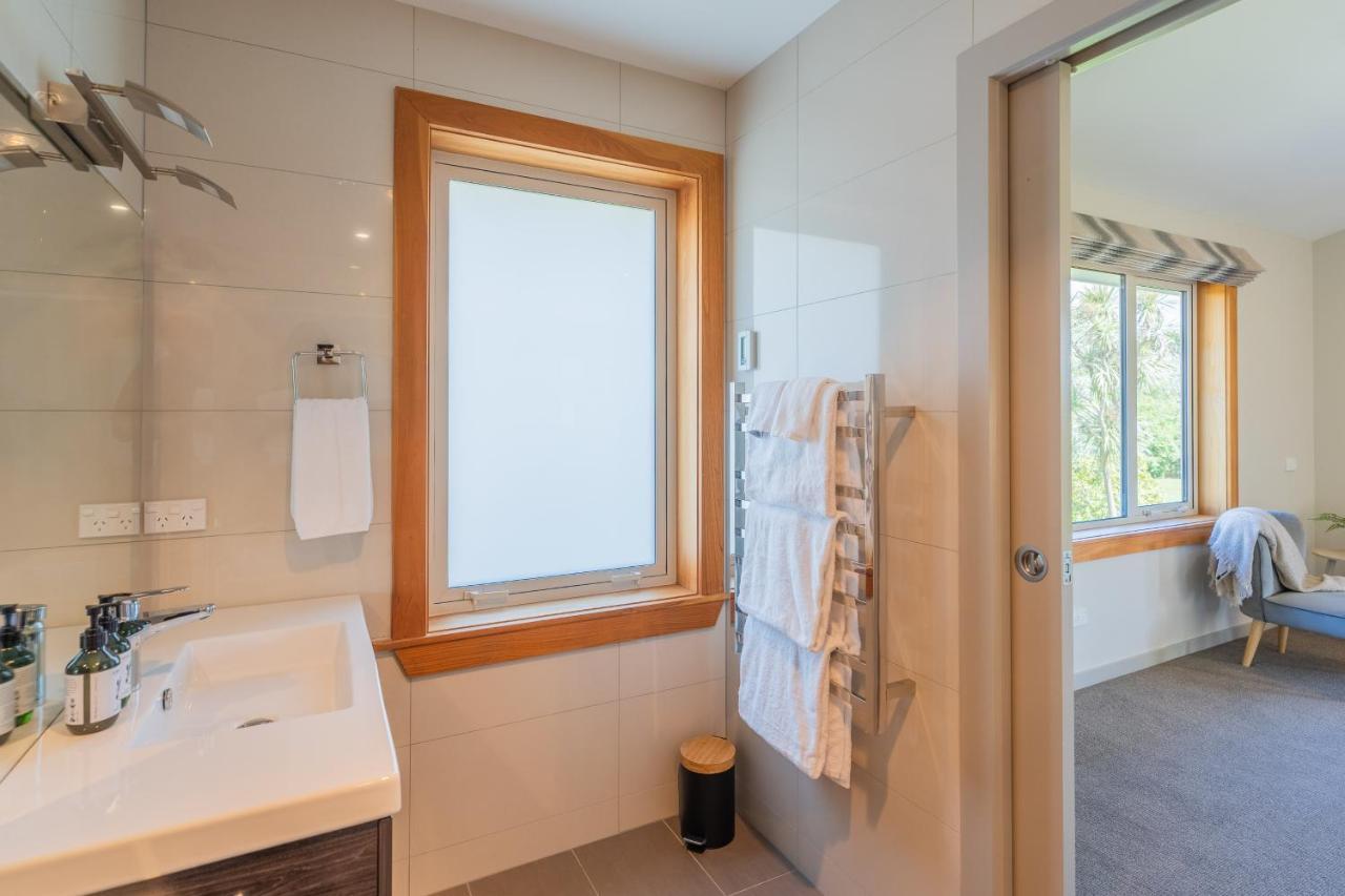 Anam Cara Gardens Luxury Villa Private Bedrooms And Ensuite Bathrooms Sleeps 9 Otaki Eksteriør bilde