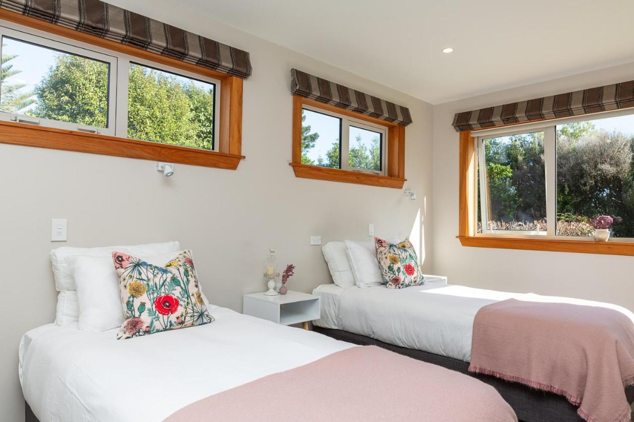Anam Cara Gardens Luxury Villa Private Bedrooms And Ensuite Bathrooms Sleeps 9 Otaki Eksteriør bilde