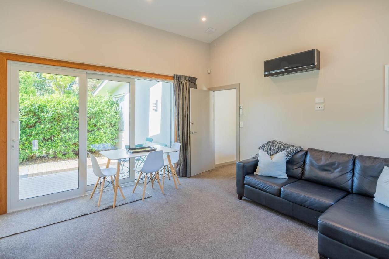Anam Cara Gardens Luxury Villa Private Bedrooms And Ensuite Bathrooms Sleeps 9 Otaki Eksteriør bilde